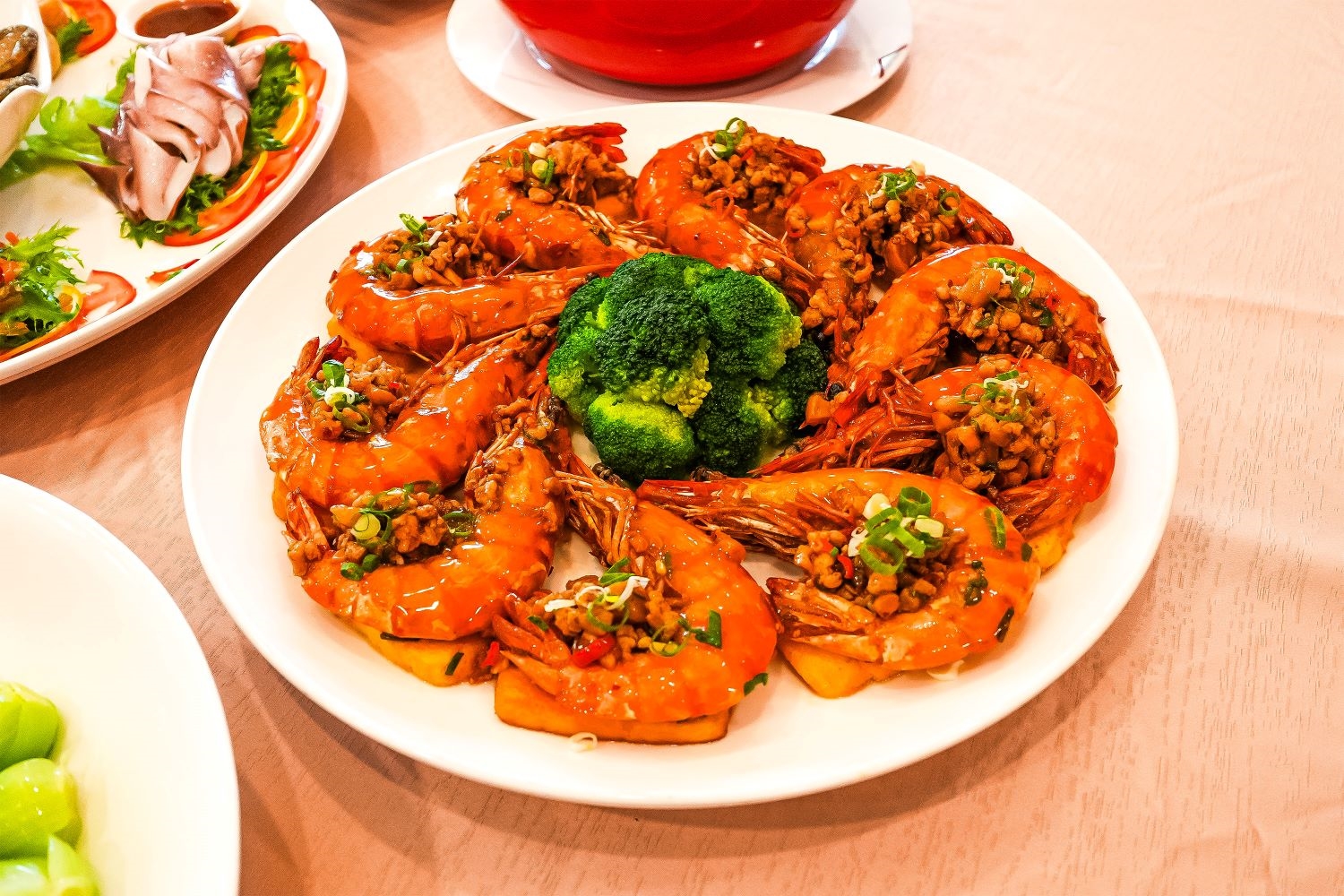 麻婆豆腐爆大蝦：海虎蝦裹上特製川味麻婆醬，鮮香辣爽、白飯殺手。